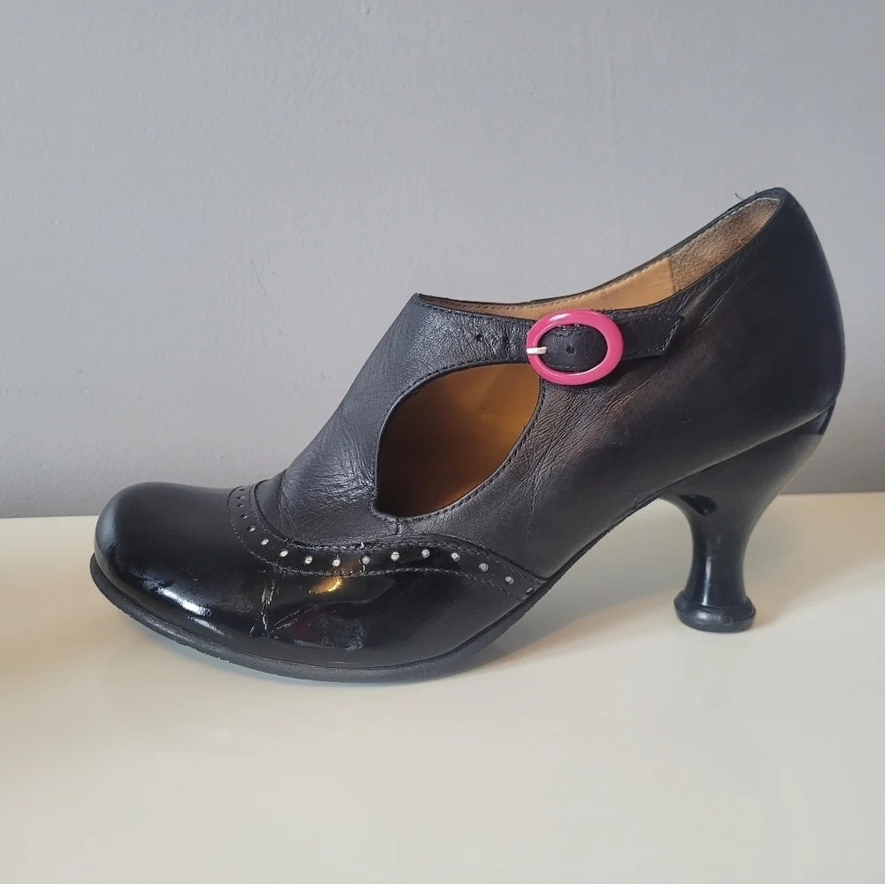 Fluevog Bellevue Ella Baker Brogued Heel With Cutout, GUC, Size 6 - Picture 6 of 11